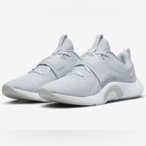 Nike Shoes Sneakers Low Tops Pale Gray White Womens 9.5 Renew In Season Tr 12